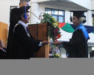 Rela Datang Jauh Demi Wisuda Anak