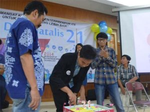 UKM WE&T Rayakan HUT Sembari Amal