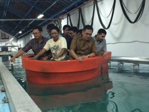 ITS Ciptakan Perahu Penolong Berbahan Plastik