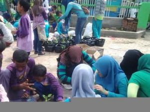KSE ITS Ajari Siswa MI Bertanam