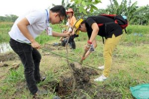 Peserta SSEAYP Juga Ikuti Gugur Gunung