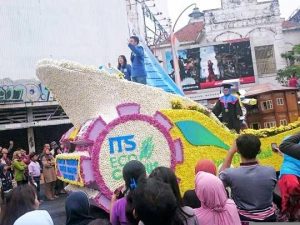 ITS Turut Semarakkan Parade Bunga Surabaya