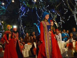 Parade Fashion Ramaikan Malam Puncak Arsitektur ITS