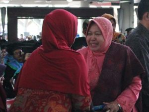 Risma Hadiri Wisuda Anak Pertama di ITS