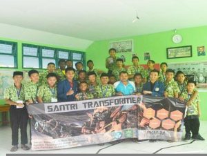 Mahasiswa ITS Latih Santri Merakit Robot