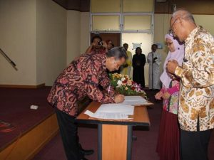 Rektor Lantik 69 Anggota Senat Akademik