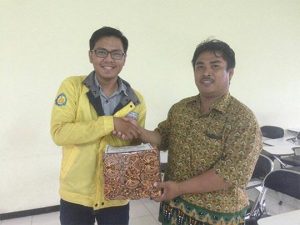Himabits Bagikan Kado untuk Pahlawan