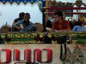 Himatektro Kenalkan Gamelan ke Mahasiswa asing