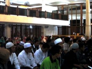 Perdana, Wisudawan ITS Gelar Doa Bersama