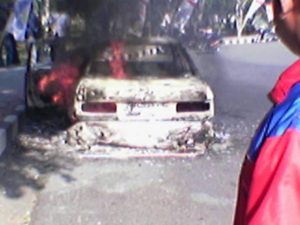 Disiram Air, Malah Dilalap Api