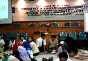 Lepas Wisudawan Dengan Bakti Sosial