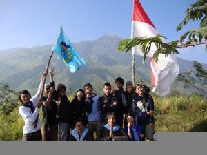 Kompas ITS, Selenggarkan Sekolah Gunung Hutan