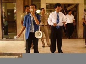 BEM ITS Gelar Aksi Tuntut Tugu Rakyat