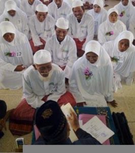98 Pasangan Pengantin Dinikahkan Massal