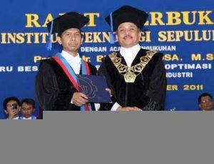 ITS Kukuhkan Guru Besar Ke-102