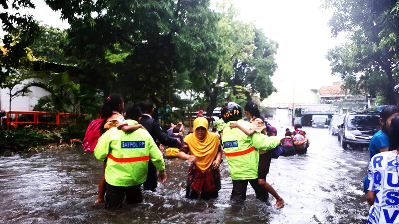 Intensitas Curah Hujan Penyebab Surabaya Dikepung Banjir  ITS News