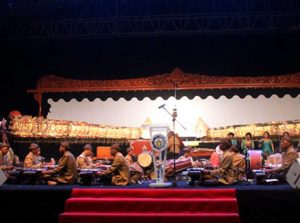Tularkan Semangat Guyub Melalui Wayang