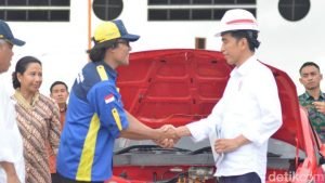 Resmikan Tol Sumo, Jokowi Jajal Mobil Listrik ITS