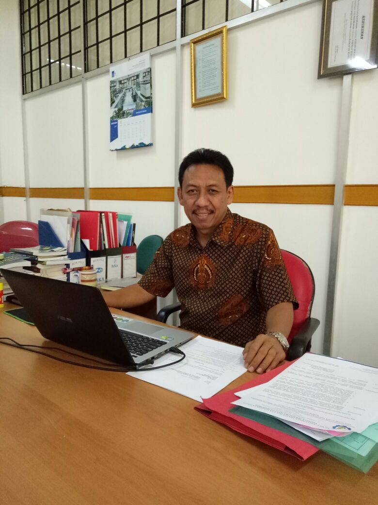 Qizil sochli mashinada jinsiy aloqa