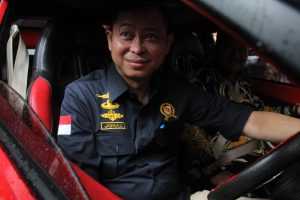 Menteri ESDM Ignasius Jonan menjajal mengendarai mobil  