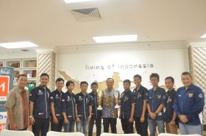 Tim Sapuangin Pamerkan Piala ke Dubes RI di Singapura