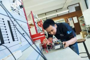 Perbedaan Antara Jalur  Vokasi dan Akademik