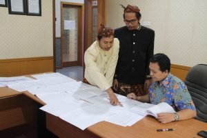 Tanamkan Cinta NKRI, Mahasiswa Siskal ITS Ujian dengan Berbaju Adat