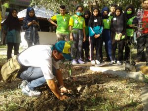 FIA Hijaukan ITS Lewat Penanaman Pohon Bersama