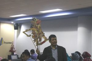 Belajar Menulis Spontan dengan Objek Wayang