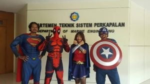 Dalami Makna Kepahlwanan Mahasiswa Siskal ITS Ujian Berkostum Superhero