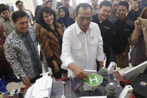 Pesona Kapal Bambu ITS Pikat Menteri Perhubungan