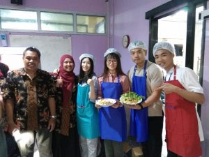 Mahasiswa Asing Ikuti Indonesian Food Challenge di UPT Bahasa dan Budaya ITS