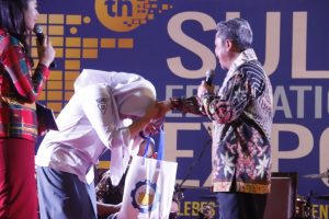 Rektor ITS Beri Kejutan Dua Siswa Makassar Diterima sebagai Mahasiswa ITS