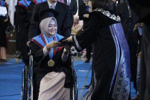 Tetap Hadiri Wisuda Meski dengan Kursi Roda