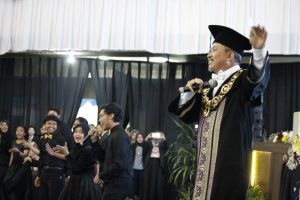 Senandung Kejutan Prof Joni Hermana di Wisuda Terakhirnya sebagai Rektor