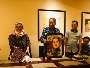 Media Farewell Gift for ITS Rector