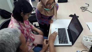 ITS Latih Penyandang Tunanetra Operasikan Mesin Cetak Braille