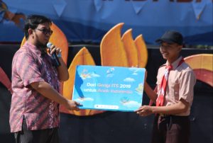 ITS New Students Help Increase Reading Interest in Indonesian Teenagers