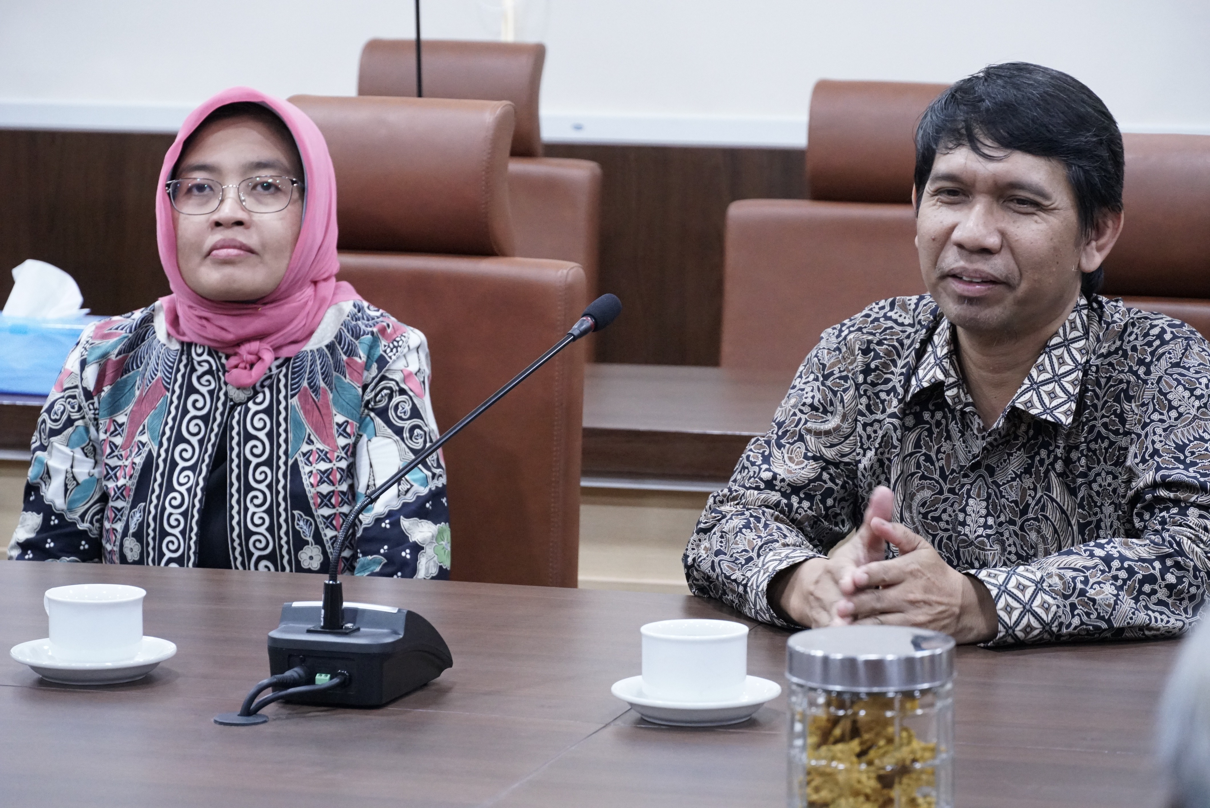 Tasodifan qaynonamni sikib oldim (video)