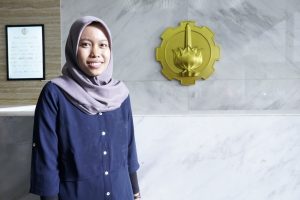 Putri Pengayuh Becak Berhasil Raih Doktor di ITS dengan IPK 4