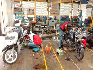 Hadirkan Service Motor Gratis, HMDM ITS Diserbu Masyarakat