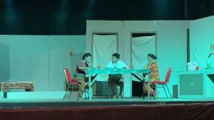 UKM Teater Tiyang Alit Terima Penghargaan dalam Festamasio