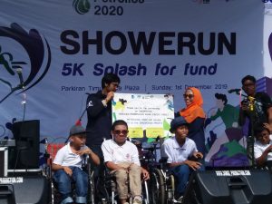 Berlari Sekaligus Beramal Lewat Showerun