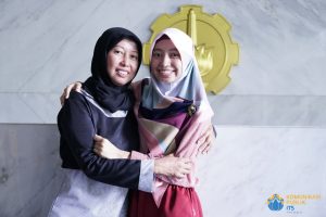 Saling Menyemangati, Ibu dan Anak Raih Doktor Bersama di ITS