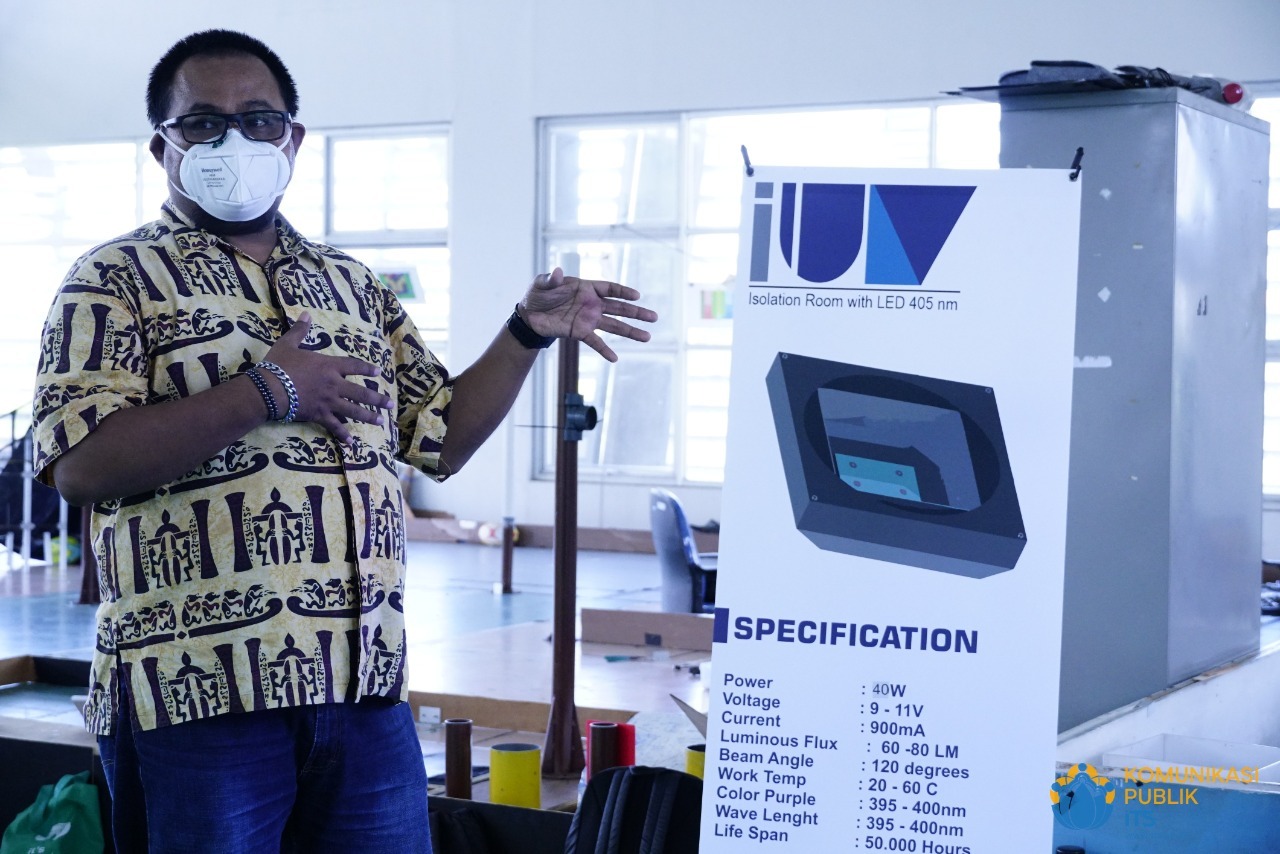 Endarko MSi PhD menjelaskan cara kerja lampu LED IUV rancangannya untuk
