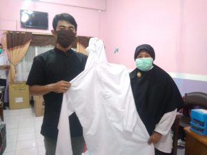 Bantu Tenaga Medis, ITS bersama Alumni Produksi APD Hazmat Suit