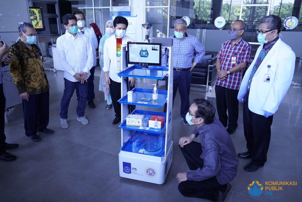 Kolaborasi ITS - Unair Luncurkan RAISA, Robot Pelayan Pasien Covid-19 - ITS News