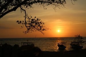 Senja di Pesisir dan Laut Indonesia