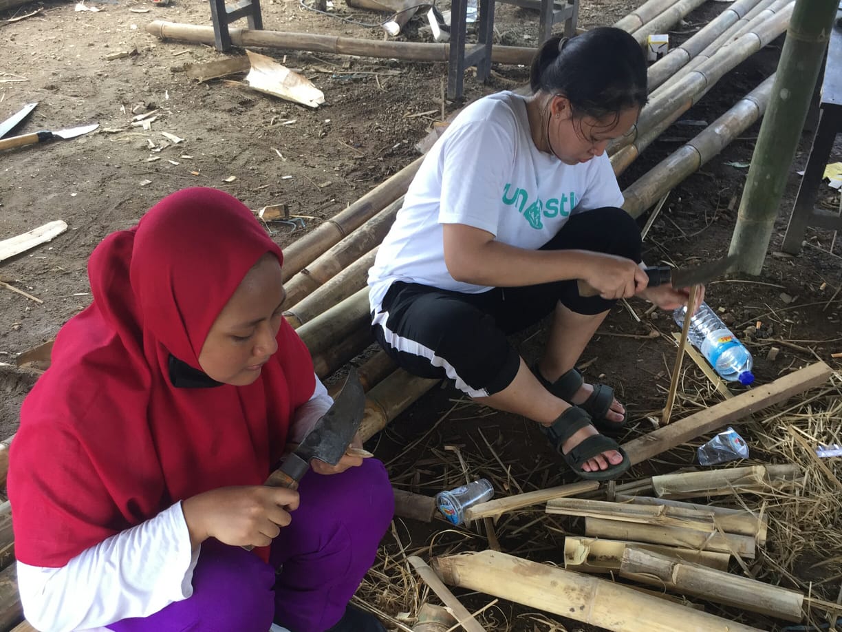 Dua-mahasiswi-ITS-yang-sedang-mengerjakan-salah-satu-tahapan-pengolahan-bambu.