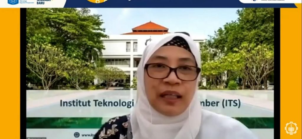 Direktur Pendidikan ITS Dr Eng Siti Machmudah ST MEng saat menerangkan sistem penerimaan mahasiswa baru ITS 2020 dalam Open Talk, Kamis (11/6)